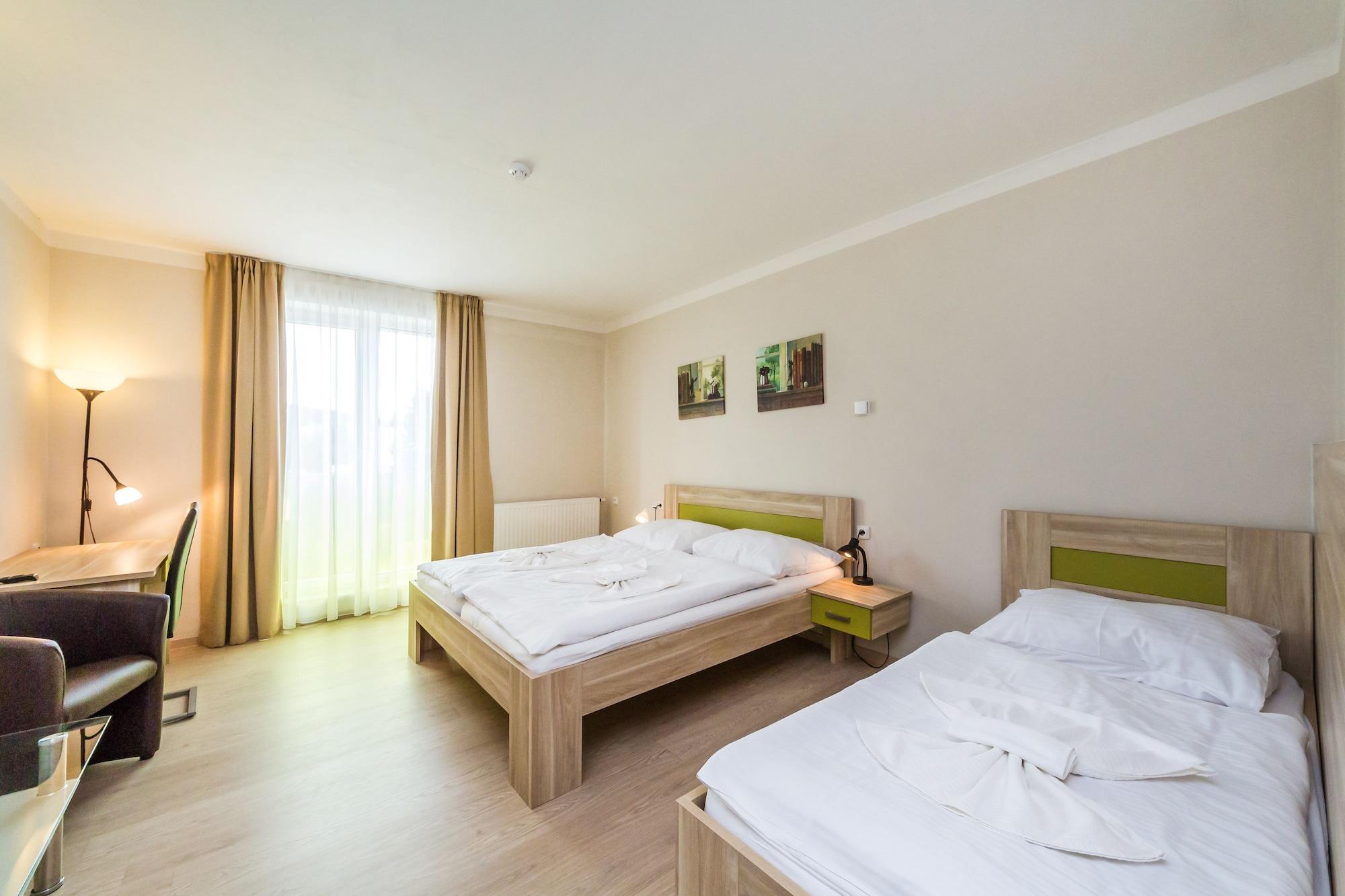 Nad Kralovnou Hotel & Restaurant Прага Экстерьер фото
