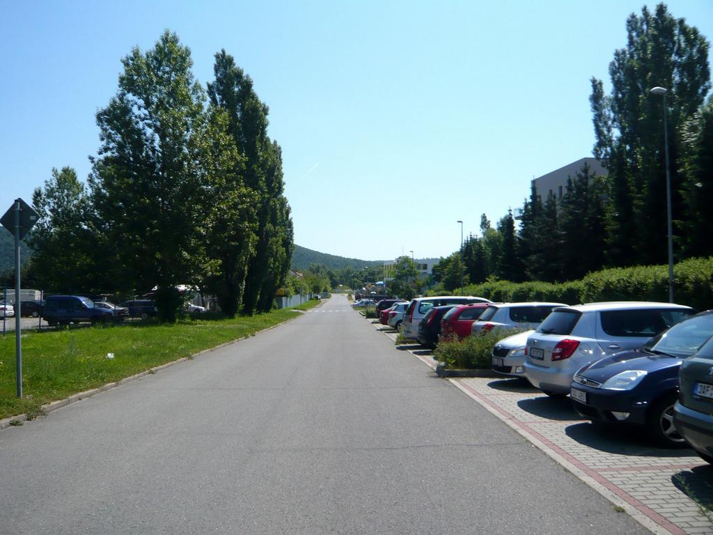 Nad Kralovnou Hotel & Restaurant Прага Экстерьер фото