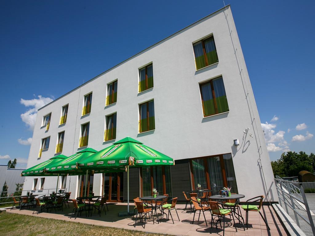 Nad Kralovnou Hotel & Restaurant Прага Экстерьер фото