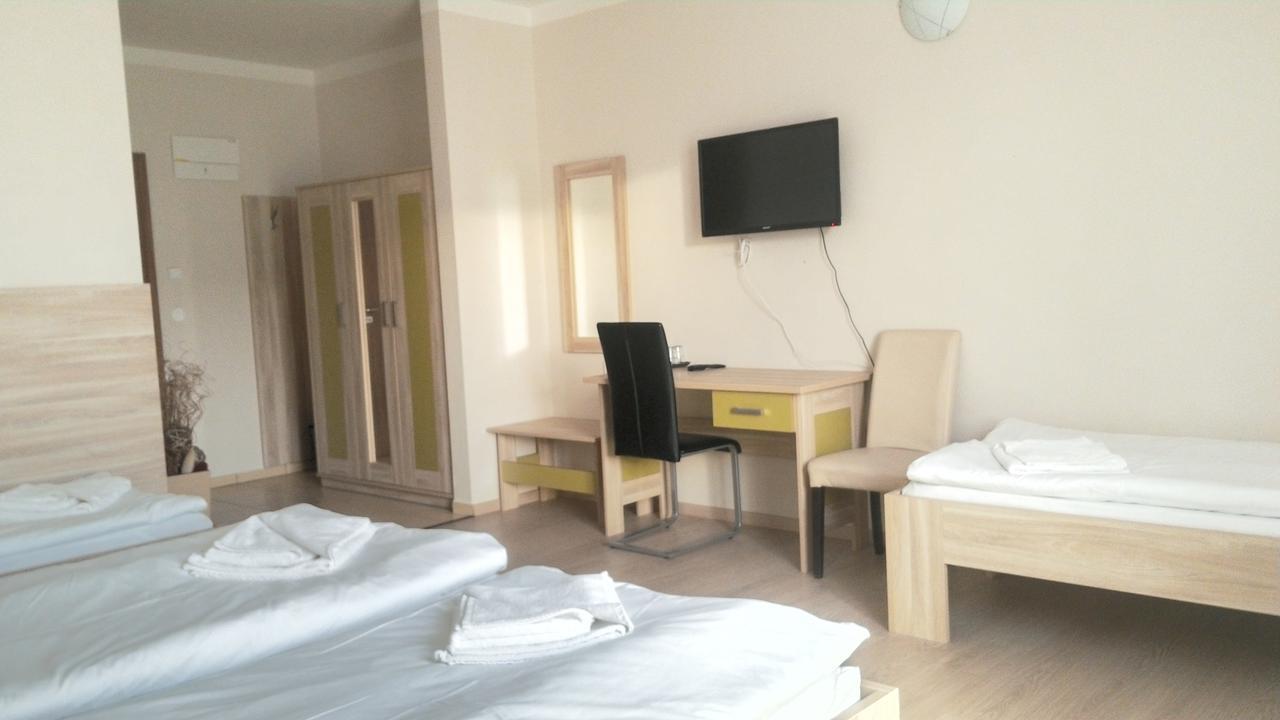 Nad Kralovnou Hotel & Restaurant Прага Экстерьер фото