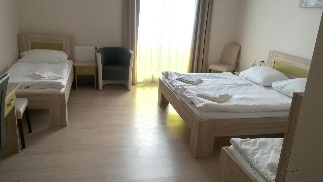 Nad Kralovnou Hotel & Restaurant Прага Экстерьер фото